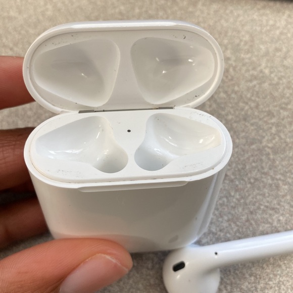 Apple Airpods 2 ‼️PLEASE READ‼️ - Picture 5 of 9